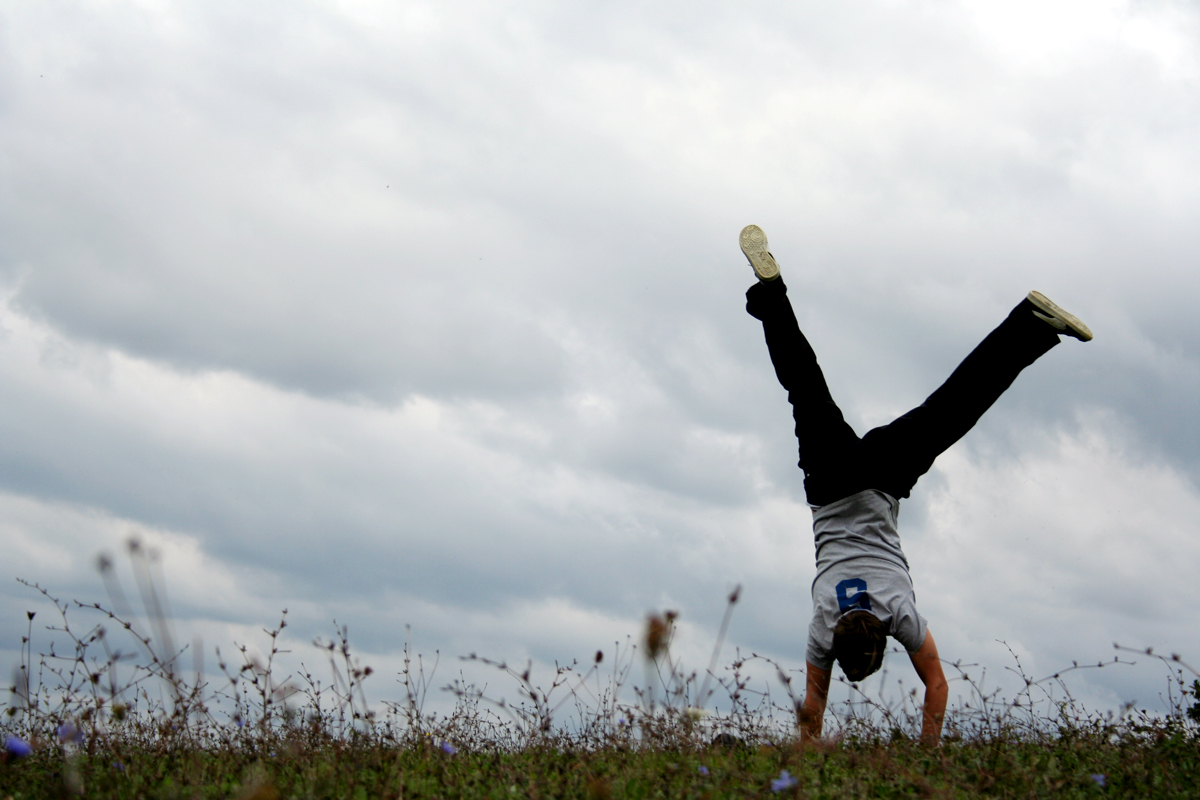 Comment Faire la Roue—LE Mouvement Indispensable en Acrobatie.