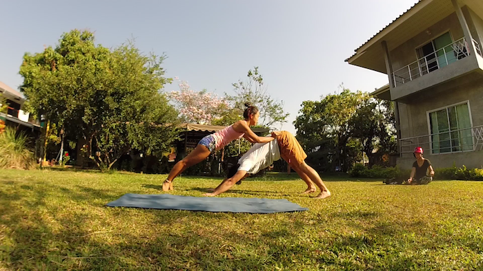 Une Prof de Yoga corrige ton Sun Salutation ! [Technique, Souplesse]